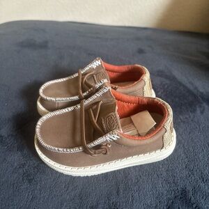 Toddler 6C brown Hey Dudes